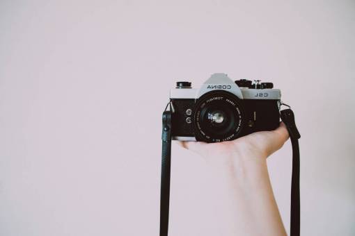 sostener mujer sosteniendo cámara corsina retro vintage dslr