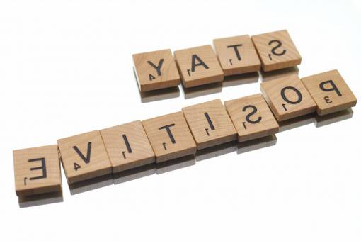 estancia Letras de palabra juego aislado piezas cuadrados de madera