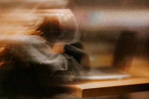 escritorio hombre;cansado;borroso;escritorio;computadora adulto adentro mujeres ventana hombres una persona