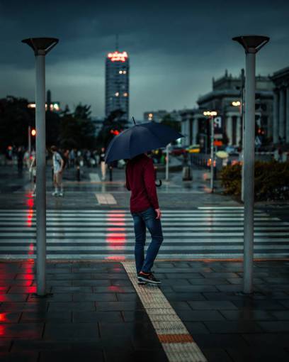 camino hombres aire libre ciudad vida caminar noche lluvia hombre;paraguas