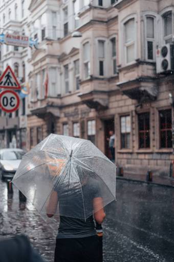 camino paraguas mojado al aire libre lluvia clima mujer;paraguas ciudad vida