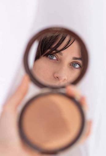 ojo mujeres que buscan una mujer de belleza de primer plano;espejo;maquillaje;ojos azules etnia caucásica una persona
