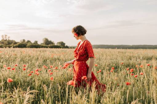 felicidad Mujer en un campo de amapolas
