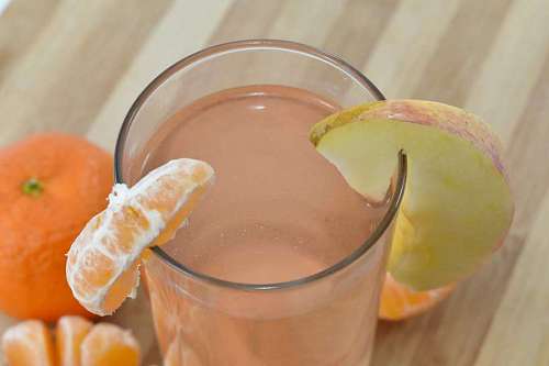 jugo de fruta manzana vaso bebida mandarina cóctel rodajas orgánicas