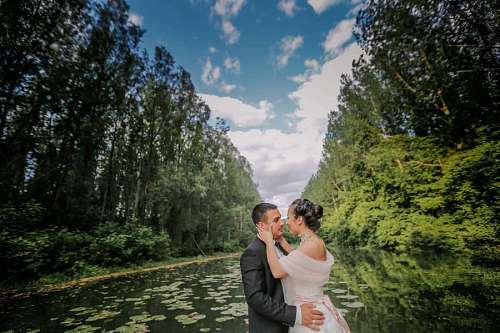 besos abrazando novio novia beso bosque romance río naturaleza mujer