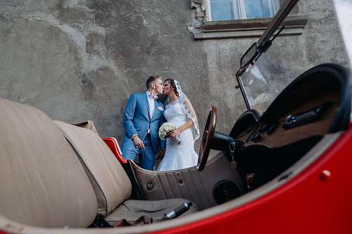 newlywed newlyweds oldtimer kiss portrait woman