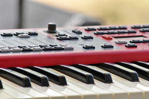 piano teclado estudio sintetizador sonido instrumento acústico reproducir audio