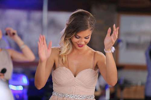 cuerpo mujer bailando hermosa joven alegre cintura