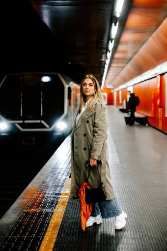 walk adult woman;subway caucasian ethnicity young adult lifestyles women one person