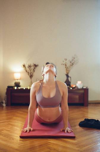 deportes adulto yoga estilo de vida saludable ejercicio mujer;estiramiento;yoga interior mujeres