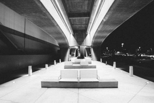 banco bancos noche noche luces en blanco y negro arquitectura de la ciudad