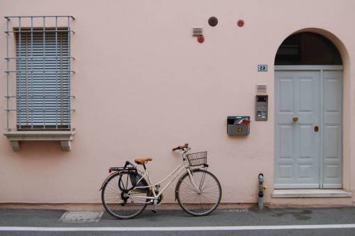 bike  bicycle  basket  house  window  door  wall
