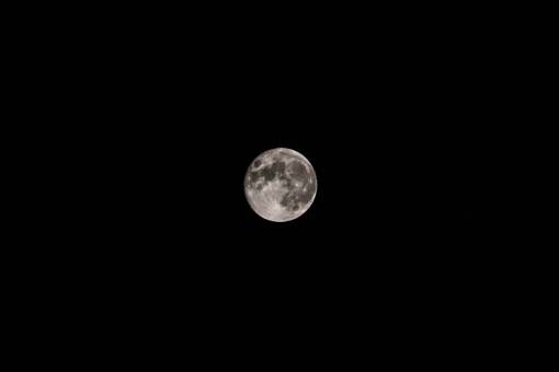 espacio en blanco espacio de fotografía de noche oscura luna en blanco y negro