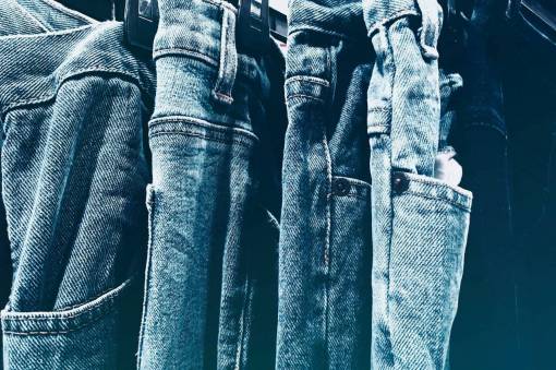 mezcla pantalones vaqueros de mezclilla azul de cerca pantalones colgantes