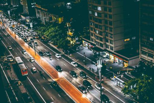 tarde ciudad coches urbanos tráfico carreteras calles luces