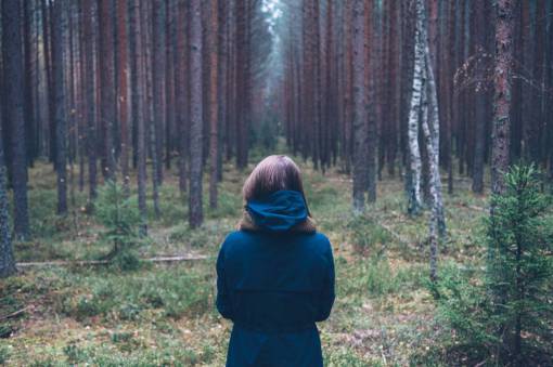 niña mujer chaqueta abrigo árboles bosques bosque