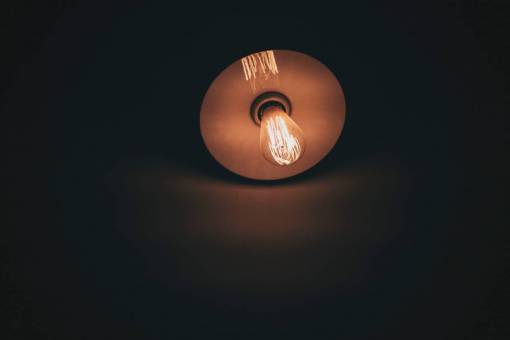 bombo lámpara bombilla electricidad colgar noche oscura