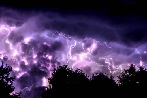 relampagos relámpago oscuro cielo nocturno nubes árbol