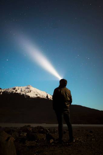 linterna montaña montaña cielo colina acantilado gente hombre