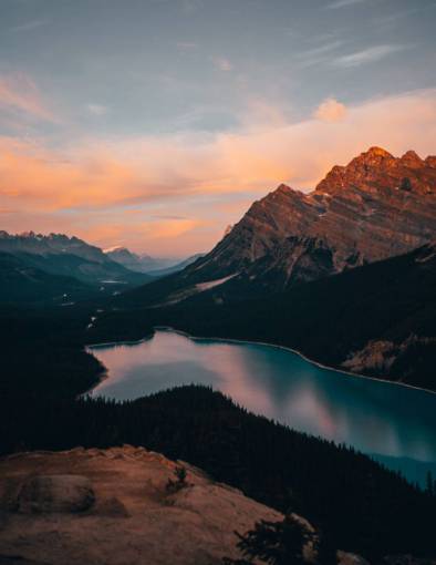 caminata lago de montaña anochecer atardecer cielo nubes naturaleza