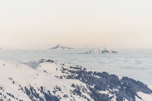 montañas colinas acantilados picos cumbre nubes cielo
