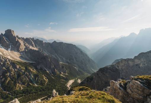 caminata naturaleza paisaje montaña nubes cielo viajes aventura