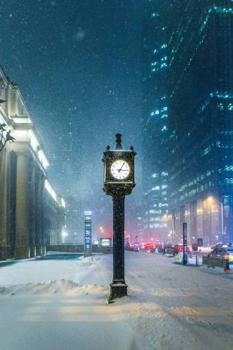 invierno al aire libre noche toronto;reloj;vida de la ciudad;noche invierno arquitectura iluminada nieve