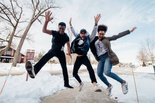 afro gente hombre feliz mujer saltar nieve frio