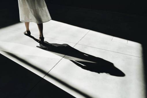 pierna gente mujer sombra piernas oscuro luz del sol