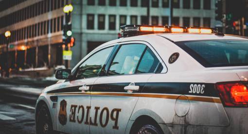 luces de la ciudad coche de policía sirenas luces ciudad urbano calles