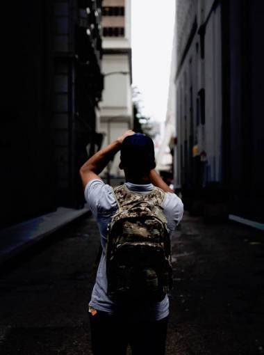 mochila calle callejón gente hombre chico fotógrafo mochila