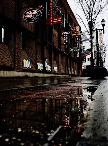 almacenamiento el reflejo del agua de la calle almacena postes de luz