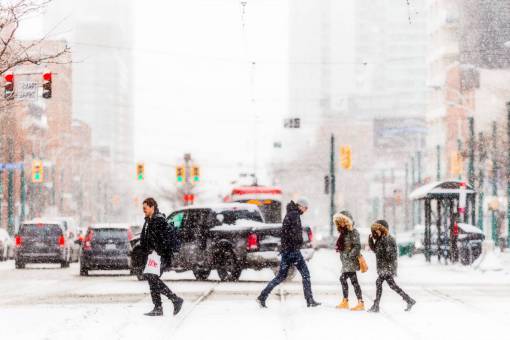 invierno Toronto;vida de la ciudad;cruce de calle;nieve nieve invierno al aire libre vida de la ciudad hombres coche