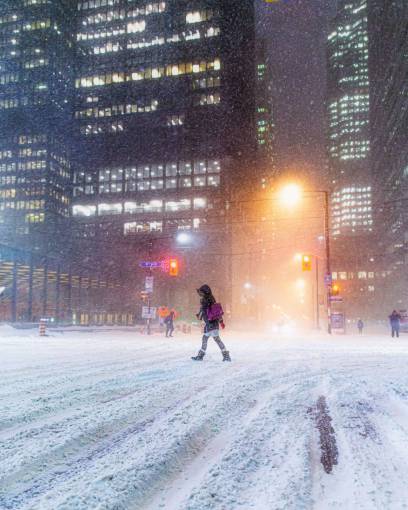 deportes toronto;noche;vida de la ciudad;cruce de calles patinaje sobre hielo la vida de la ciudad noche al aire libre nieve invierno