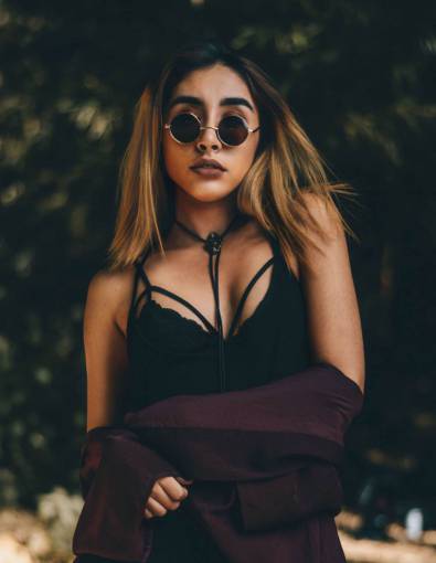 collar mujer niña gafas de sol modelo moda negro bokeh