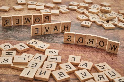 idioma palabra fondo letras mensaje juego piezas cuadrados