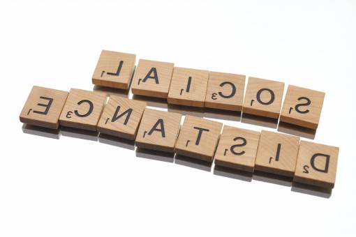 distancia Letras de palabra juego aislado piezas cuadrados de madera