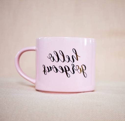 firmar palabras taza de café taza rosa saludo motivacional