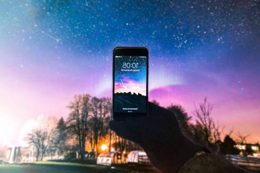 inspirar mano de manzana sosteniendo la pantalla de motivación del teléfono móvil iphone