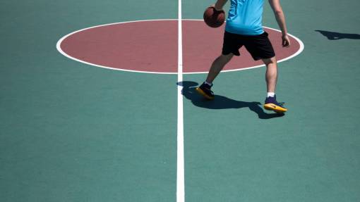 cortar pelota de baloncesto cancha spalding deportes ejercicio pasatiempo