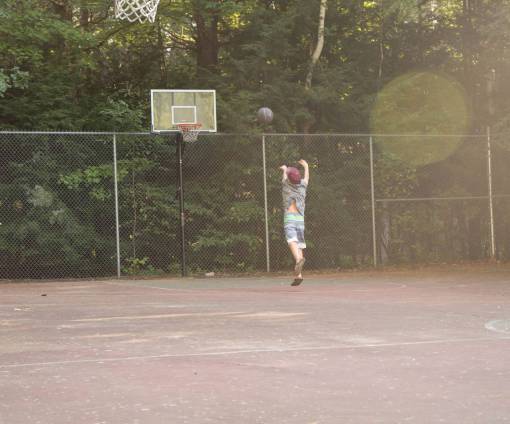 cortar juego de baloncesto al aire libre, niño, juego, cancha, pelota