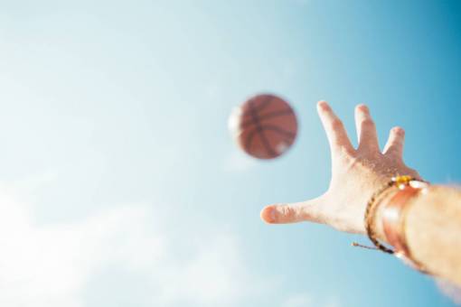 cortar baloncesto mano cielo captura deporte atleta ejercicio