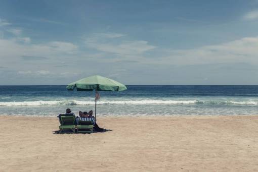 silla playa arena orilla océano mar olas sillones