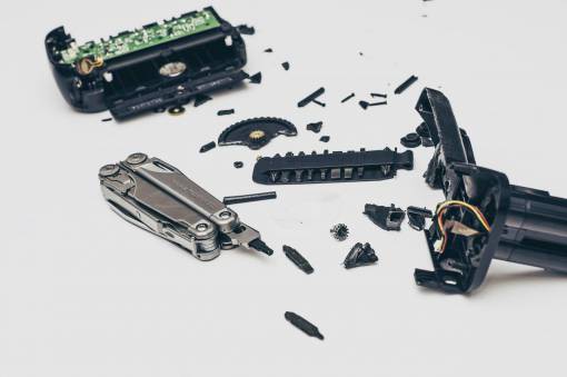 roto pedazos pedazos rotos objetos desmantelados navaja de bolsillo
