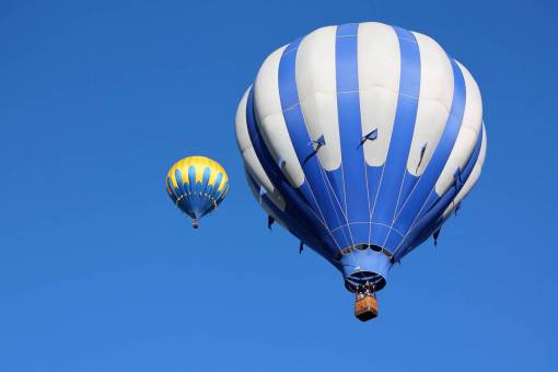 deportes azul; globo de aire caliente globo de transporte azul volando globo de aire caliente al aire libre