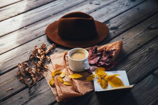 falla gorra marrón sombrero taza de café hojas de papel