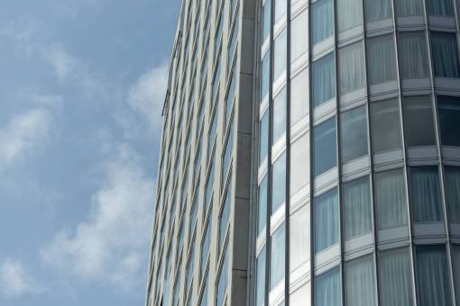 alto edificio nubes ciudad vidrio cielo exterior alto