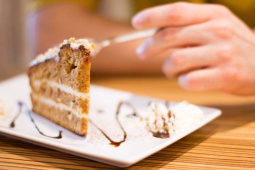 pastel pastel postre dulces comida plato tenedor manos