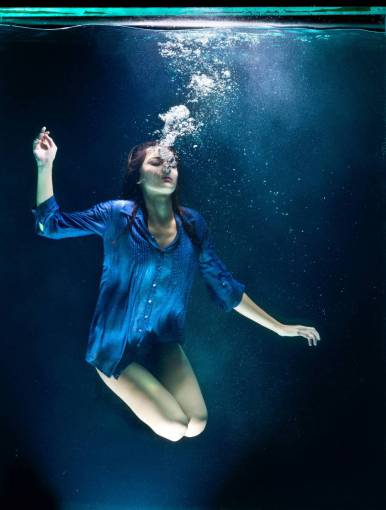 deportes mujer de etnia caucásica; bajo el agua una persona mujer adulta azul bajo el agua