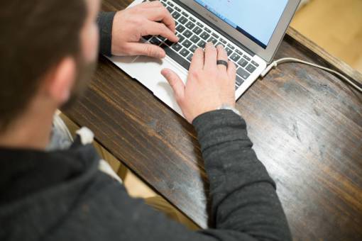 teclados computadora portátil trabajando escribiendo manos teclado trabajo